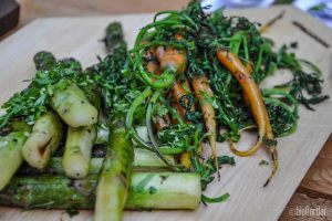 Grüner Spargel (gegrillt) und Baby-Karotten